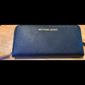 Black Michael Kors Zippy wallet
